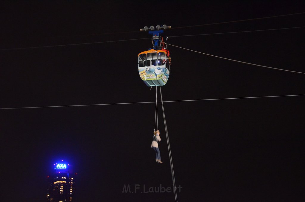 Einsatz BF Hoehenretter Koelner Seilbahn Hoehe Zoobruecke P2503.JPG